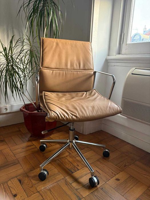Cadeira de Escritório com rodas, Estilo Eames Soft Pad – Camel / Cromado