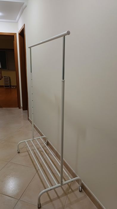 Suporte de roupas branca com rodinhas