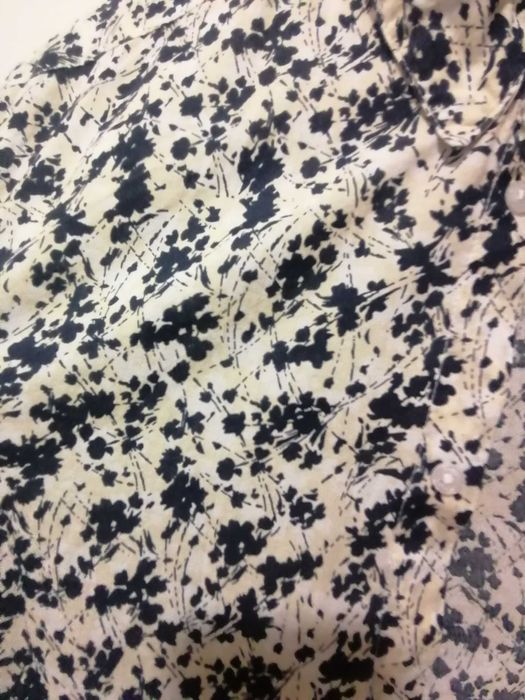 Camisa HM padrão branco azul e bejr