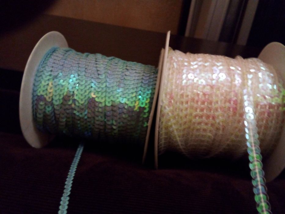 Пайетки на нити  и  россыпью