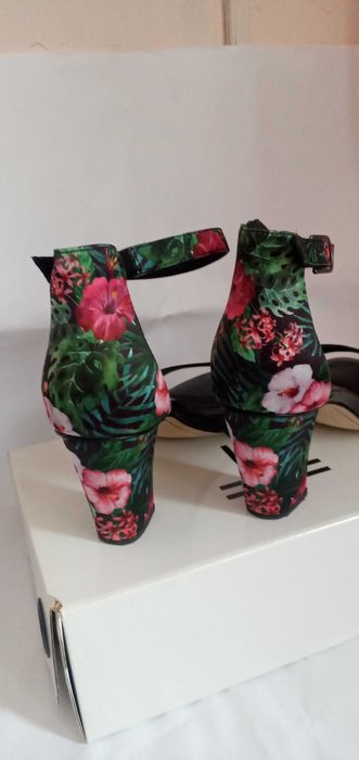 Вишукані босоніжки Tamaris р.41