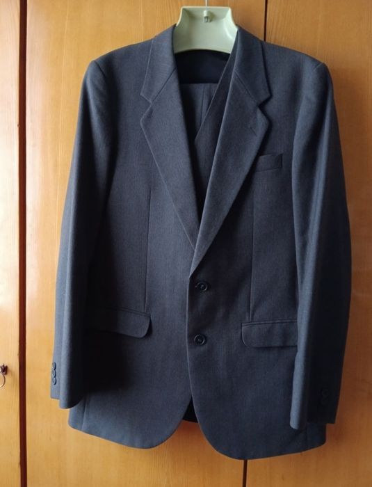 Стильний чоловічий костюм трійка