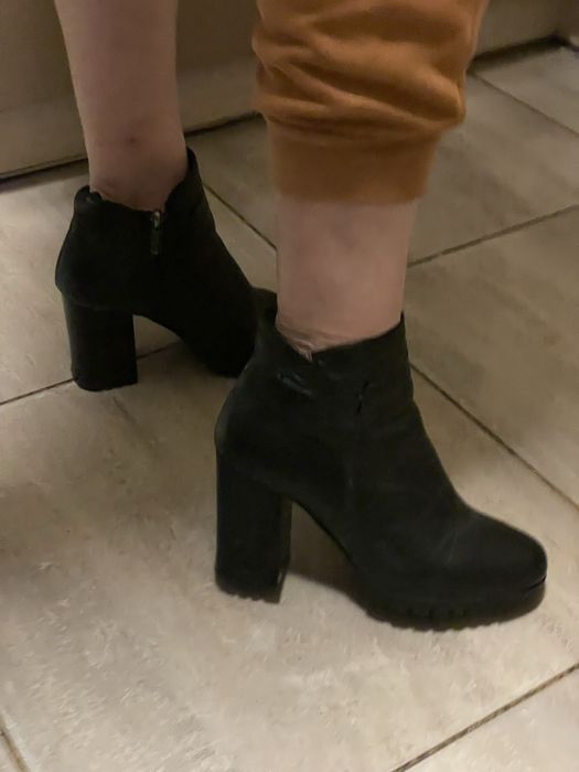 Чорні шкіряні жіночі черевики на підборах типу «ботильйони»
