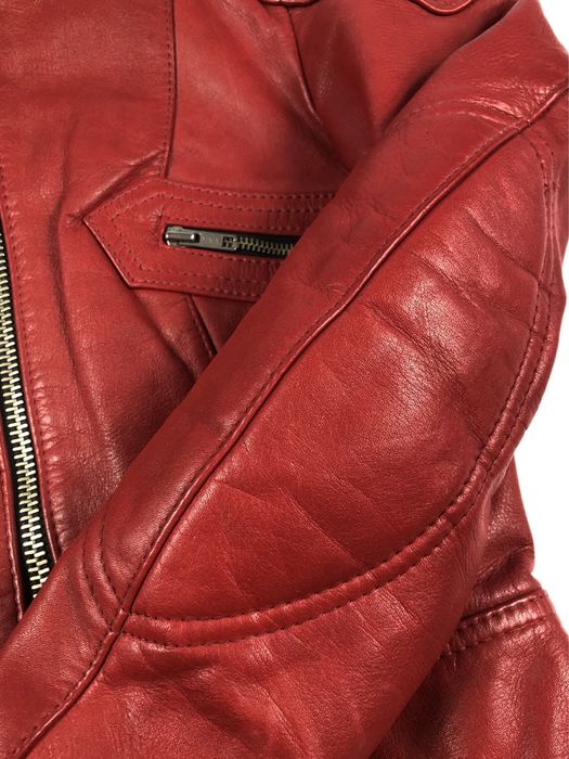 Czerwona damska skórzana kurtka motocyklówka z długim rękawem