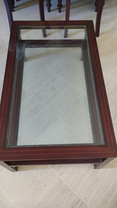 Mesa de centro em madeira maciça, com uma prateleira em vidro. Óptimo