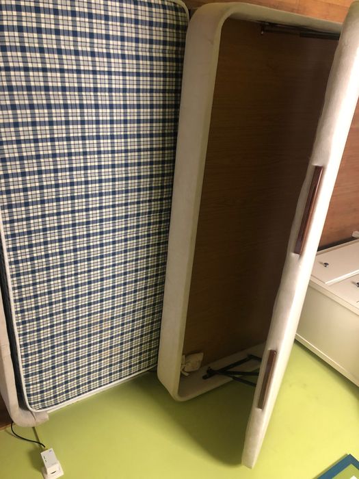 Cama de solteiro com arrumação