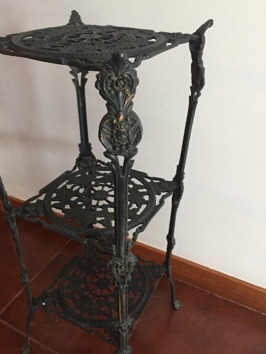 Coluna decorativa em ferro, trabalhado à mão