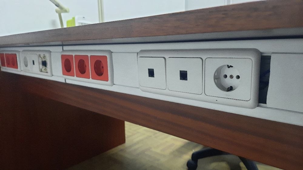 Large and Sturdy Desk...64861391828865123