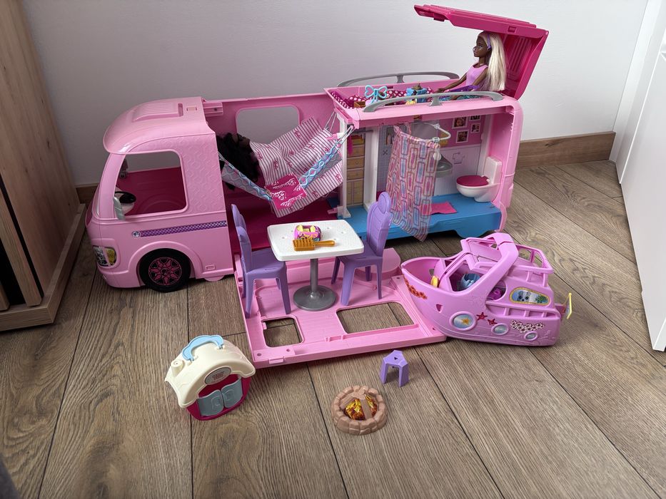 Zestaw dlanlalek Barbie. Kamper. Statek lalki