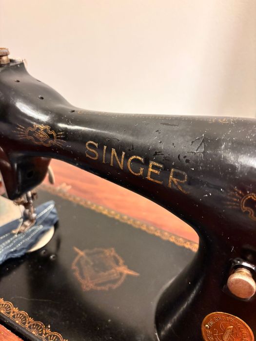 Máquina de coser singer a funcionar