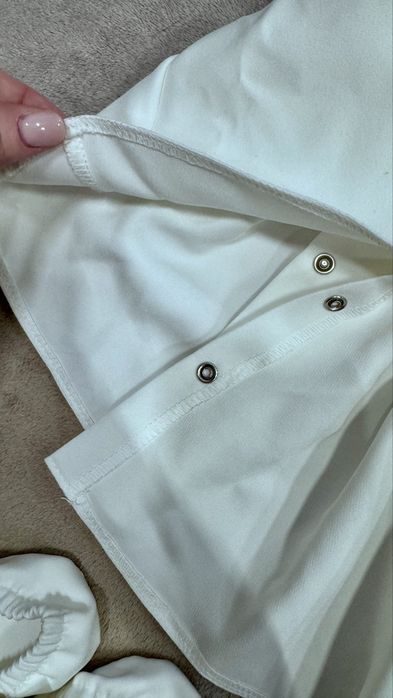 Сукня  для новонародженої з квітами та пір’ям