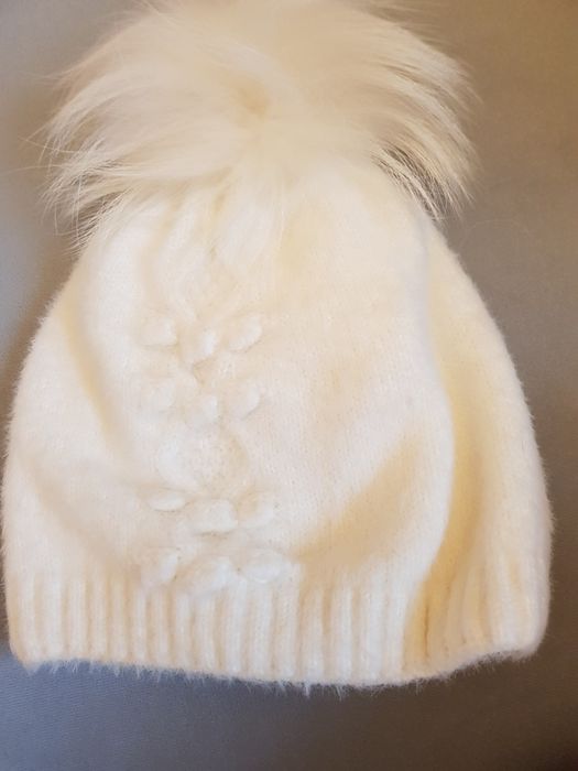 Biała czapka z kolekcji Taranko