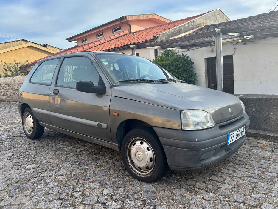 Renault Clio 1.9D comercial p/ peças ou restauro