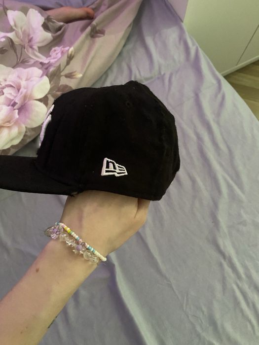 2 czapki – NY New Era i Jack D, czarne – 50 zł za obie