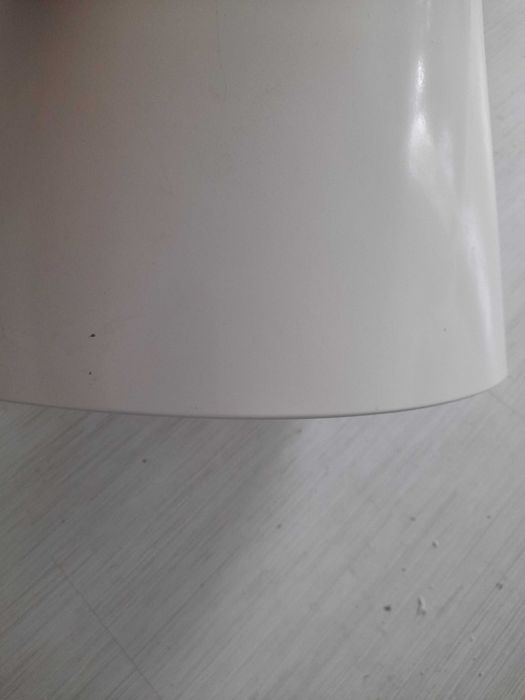 Duży biały metalowy klosz