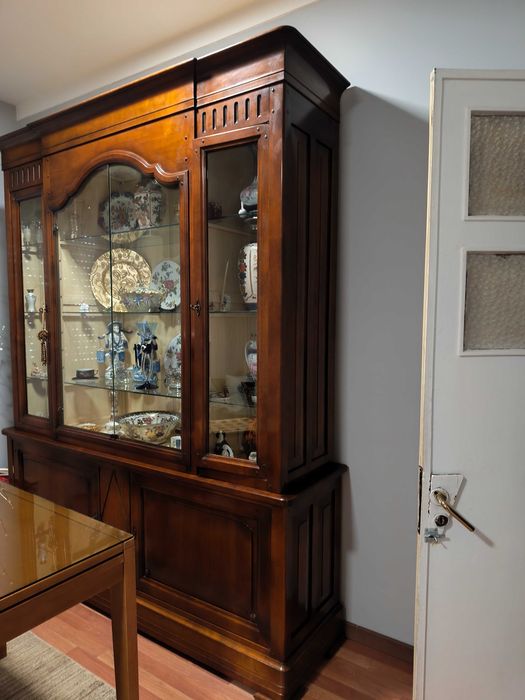 Móvel com vitrine
