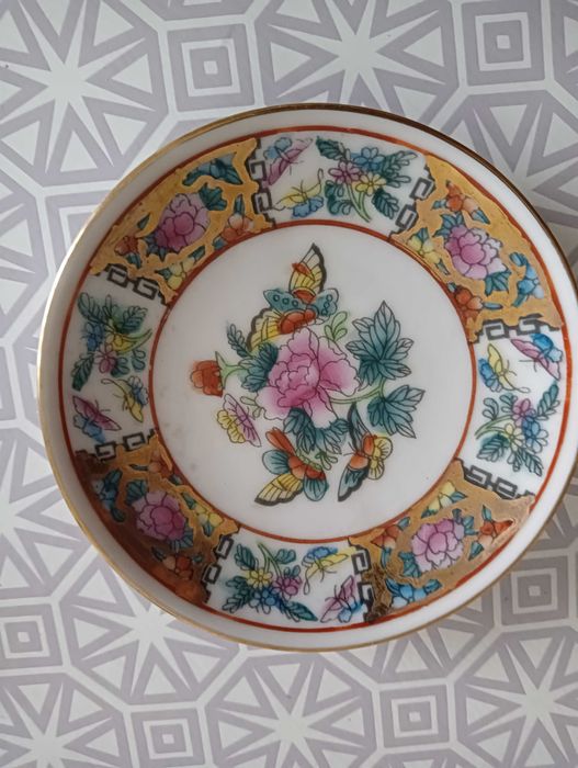 Prato decorativo porcelana flores e borboletas