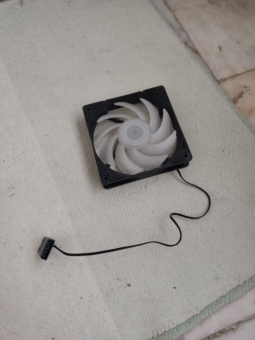 Várias ventoinhas 120mm para PC RGB como novas , bastante silenciosas.