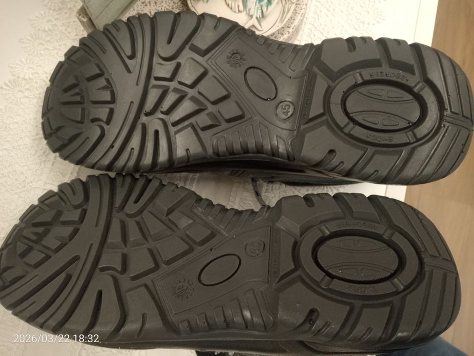 Sapatos de trabalho com palmilha de aço e também biqueira de aço