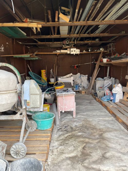 Металевий гараж без місця