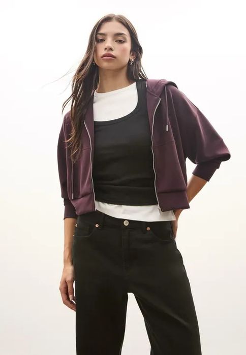 Укорочена зіп-худі від Stradivarius.