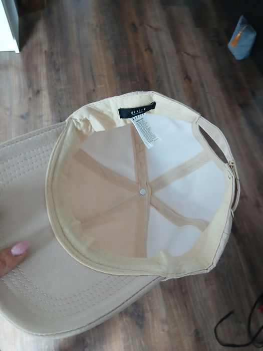 Nowa beżowa czapka Mohito