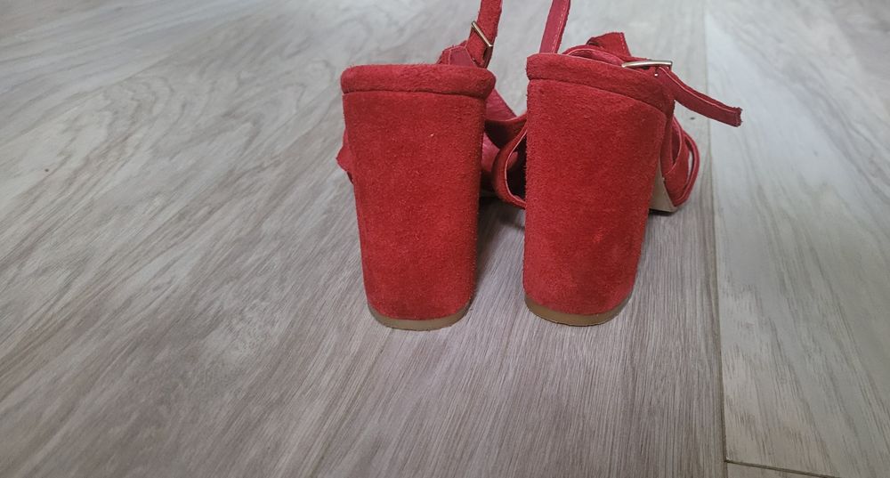 Стильні сандалі,червоного кольору.