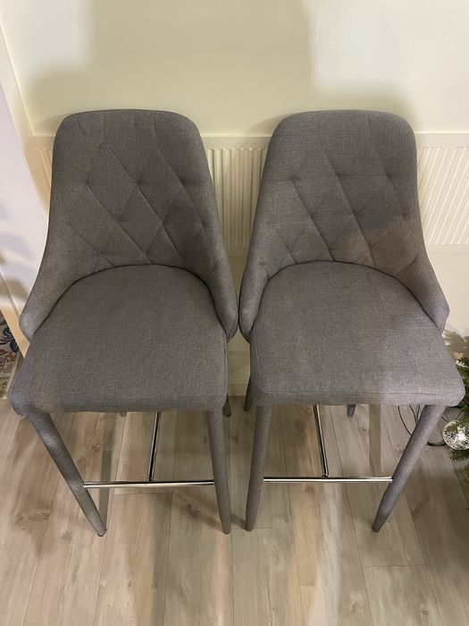 Szare hokery tapicerowane