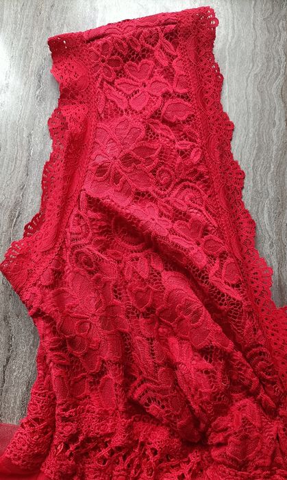 Czerwona sukienka z tiulu i koronki. Shein