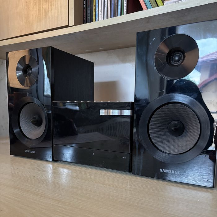 Wieża Samsung MM-E330D Centrum Multimedialne