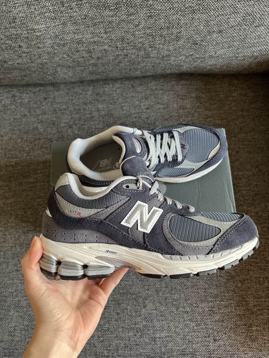 Нові кросівки New Balance 2002, 2002R