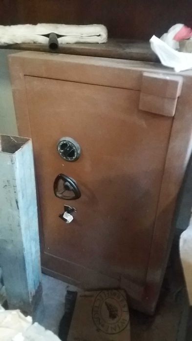 Cofre forte com segredo e chave