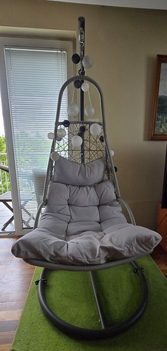 Wiszący fotel wolnostojący z poduszką