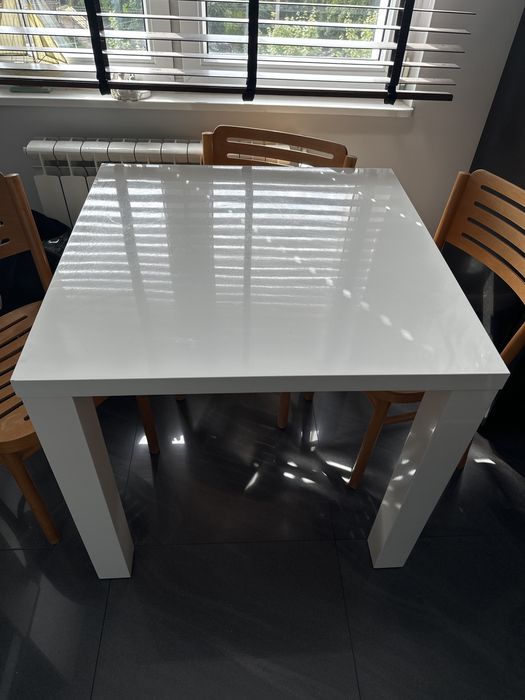 Stol 80x80 stan dobry widoczne slady uzytkowania