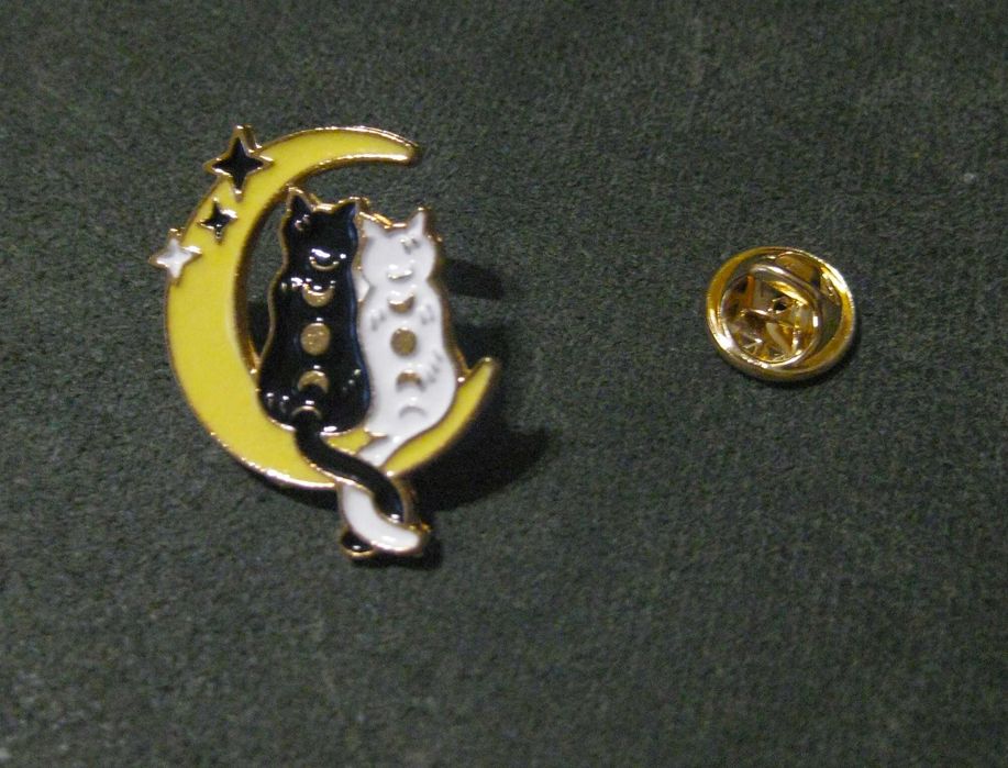 Pin Metalico Esmaltado Gatos a Namorar na Lua NOVO