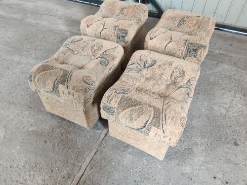 Sprzedam cztery pufy