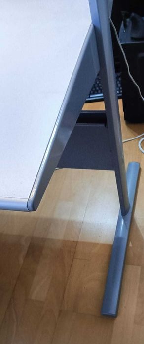 Secretária Branca e Cromada