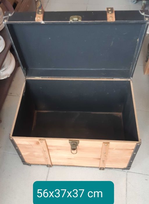 Belíssimo Baú em Madeira