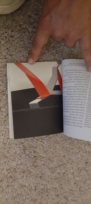 Mini livro com a história da marca Moroso