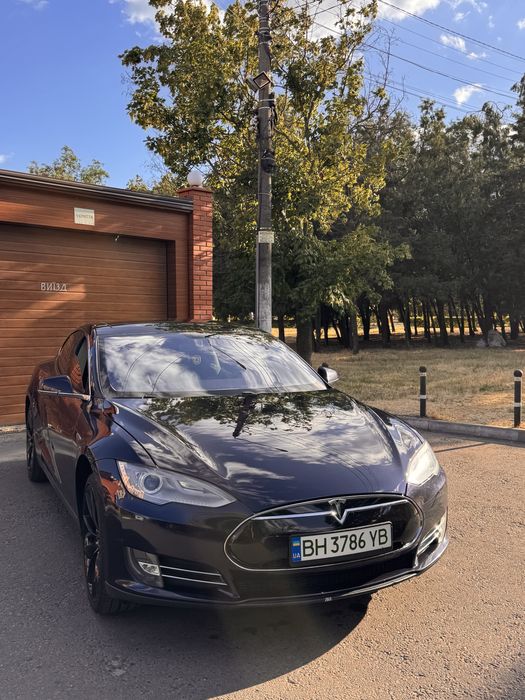 Tesla model s P85+. 2013