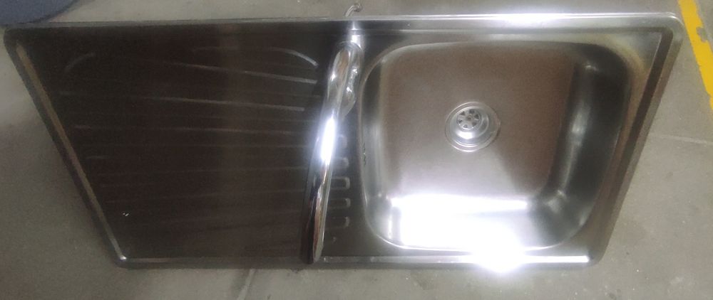 Banca em inox de um pio e escorredor com torneira