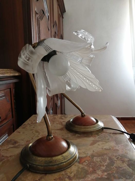 Candeeiro teto e mesa de cabeceira