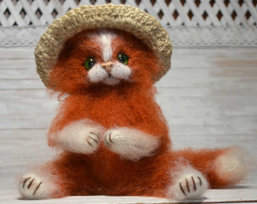 Іграшковий пухнастий рудий котик, кошеня у шапочці