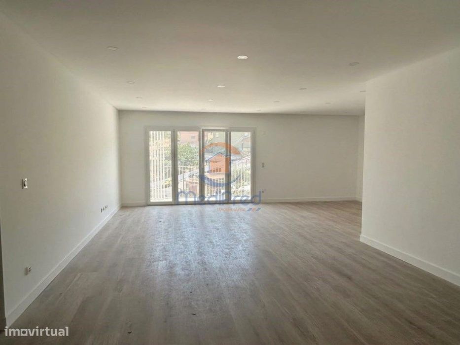 Apartamento T3 com TERRAÇO, Varanda e BOX 40 m2 | Ramada, Odivelas
