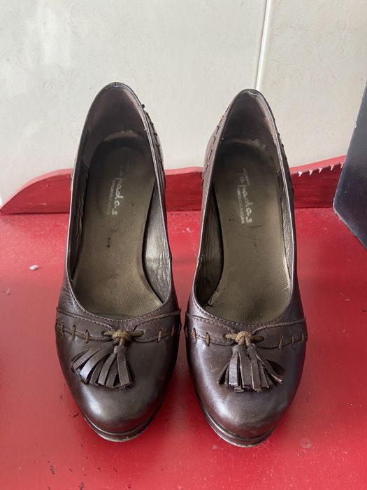 Sapos em pele castanhos