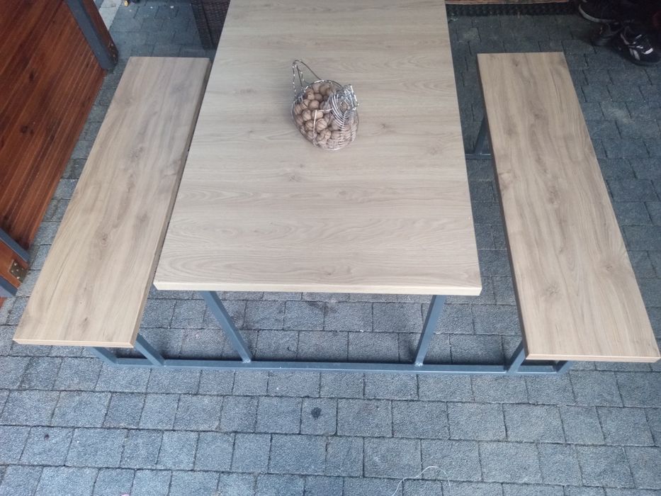 Stół na taras lub ogrodu z ławkami solidny