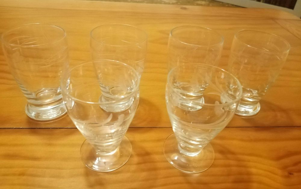 Conjunto de copos e garrafa para licor