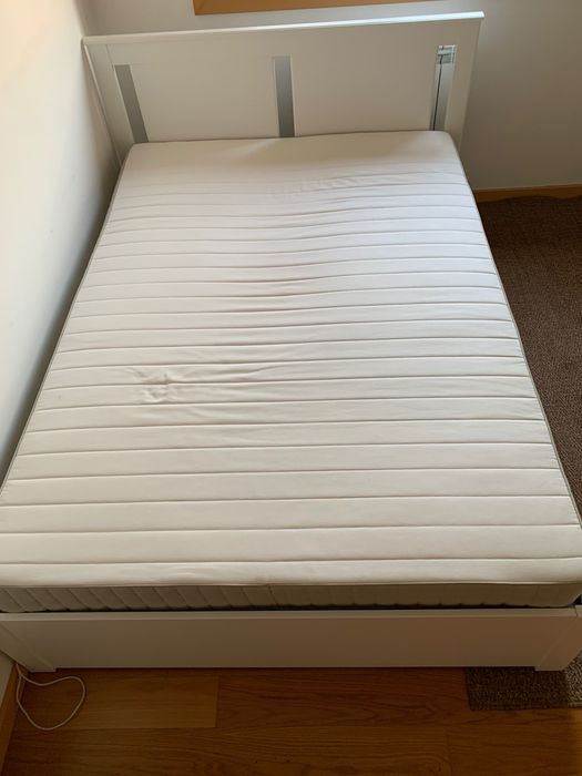 Cama 140x200 + Estrado + Colchão + Mesa Cabeceira - Modelo IKEA