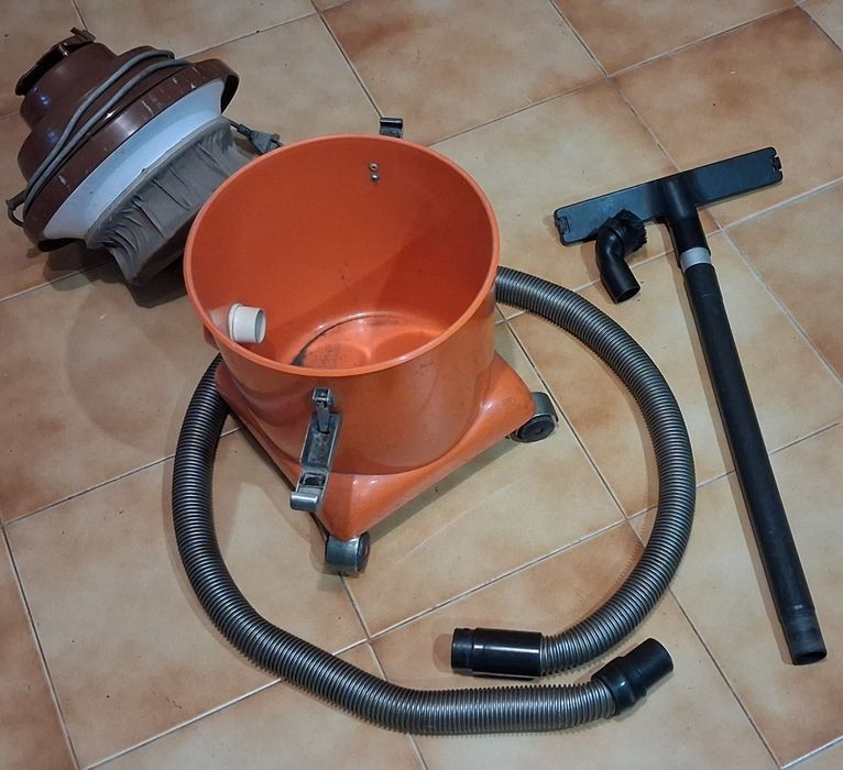 Aspirador de pó e líquidos  a funcionar bem