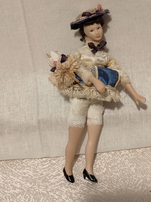 Boneca/ Dama Antiga em Porcelana